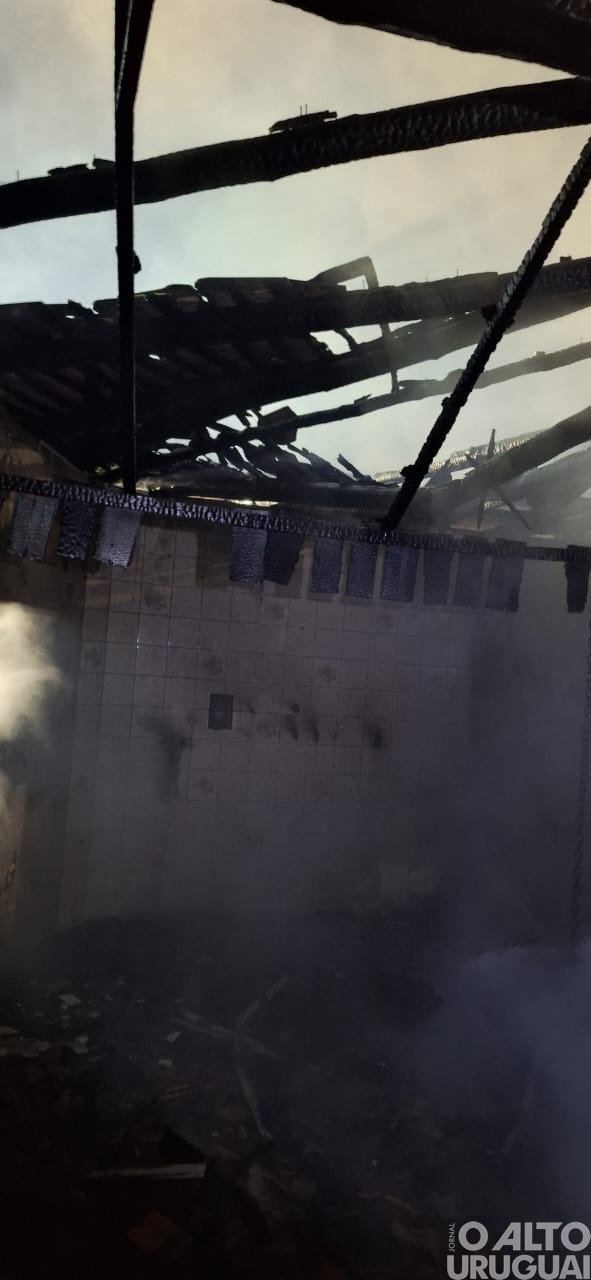 Incêndio destrói prédio de antigo bar e restaurante em Palmeira das Missões