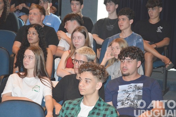 Caravana do Enem reúne mais de 600 estudantes na URI/FW