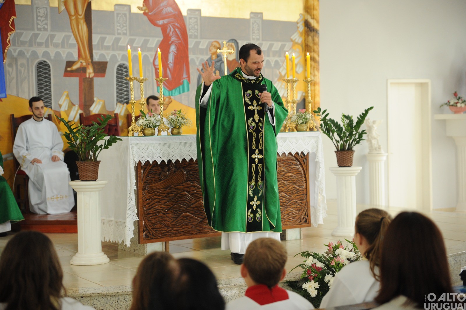 Fiéis participam da primeira missa de Gustavo Balestrin em FW