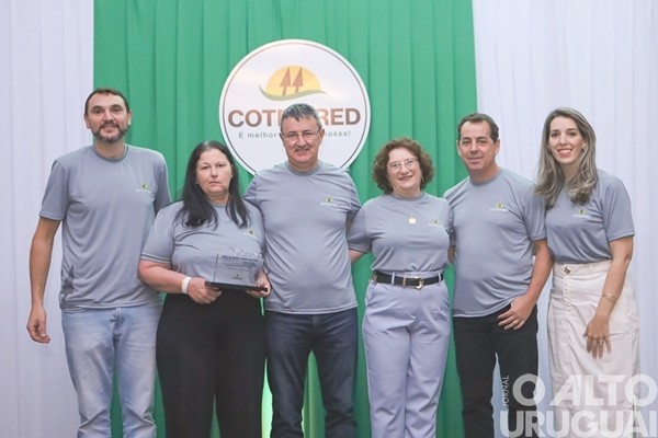 Colaboradores da Cotrifred recebem homenagem