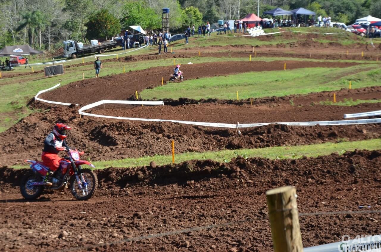Pilotos do RS e SC disputam provas de velocross em Taquaruçu do Sul
