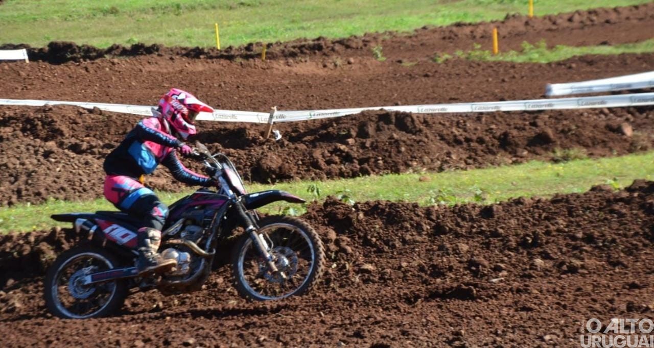 Pilotos do RS e SC disputam provas de velocross em Taquaruçu do Sul