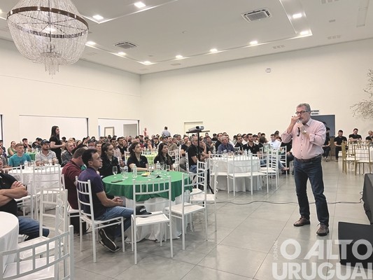 Cotrifred reúne mais de 300 produtores em FW para debater sobre bovinocultura de leite