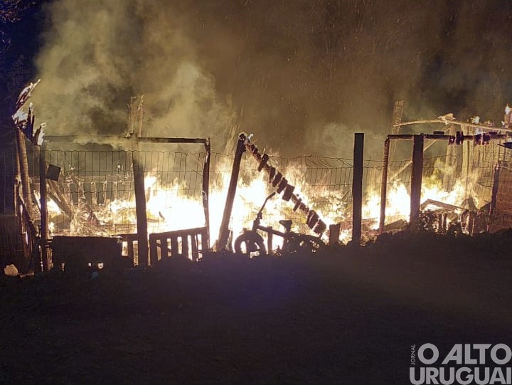 Residência pega fogo e família perde tudo em Iraí
