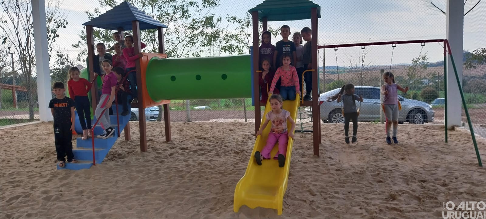 Escolas municipais de Cristal do Sul recebem novos brinquedos