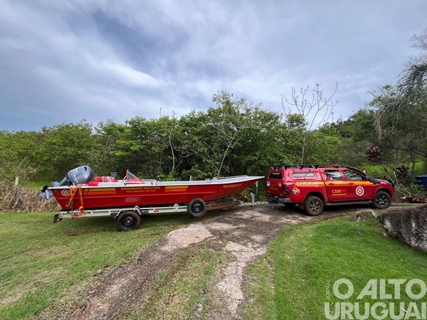 Corpo de Bombeiros de FW recebe novo barco para operações