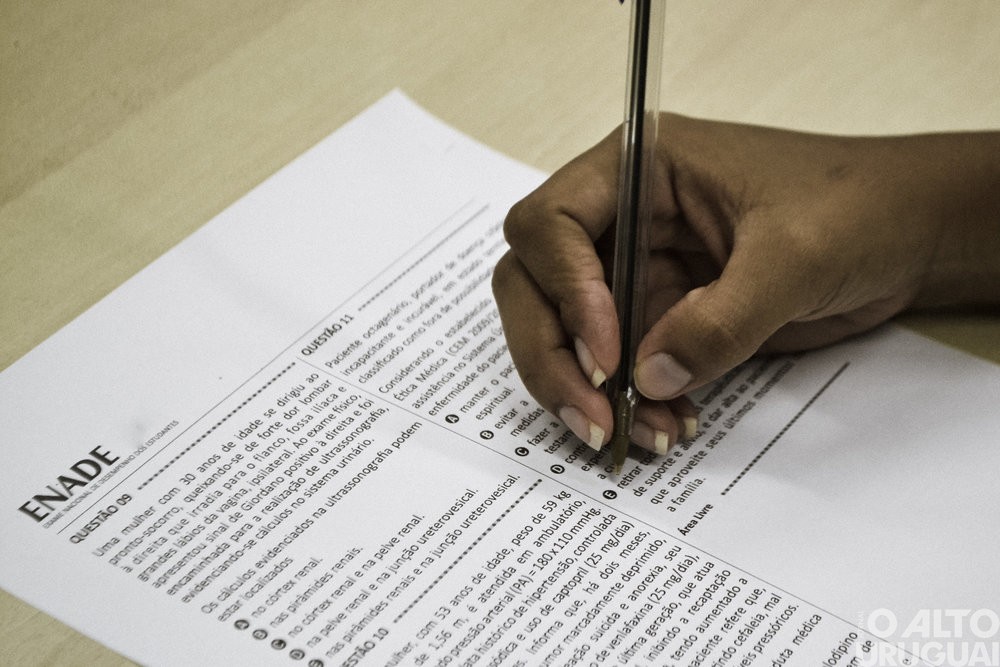 Formandos realizam avaliação do Enade neste domingo