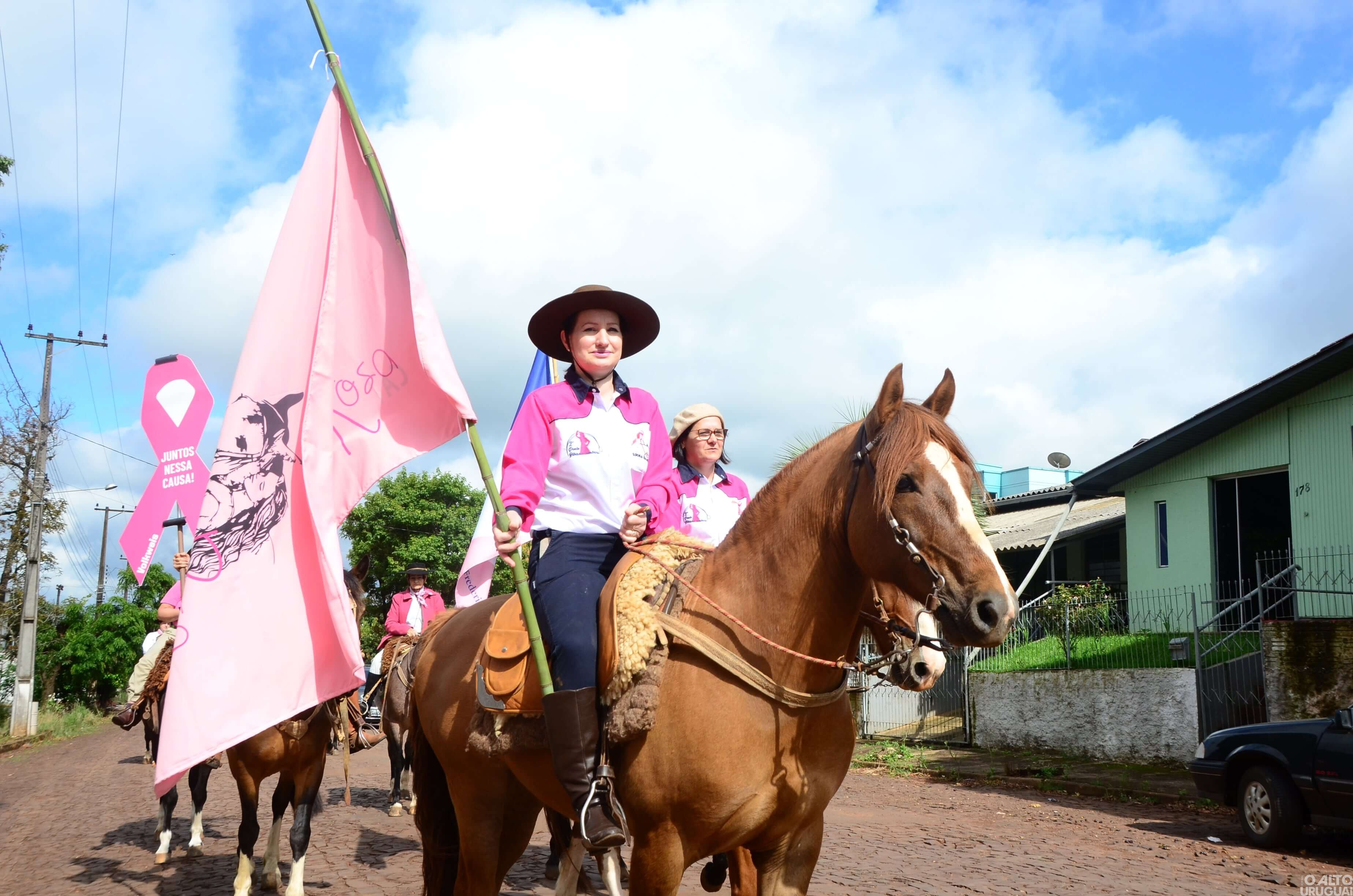 CTG Rodeio da Querência promove cavalgada alusiva ao Outubro Rosa