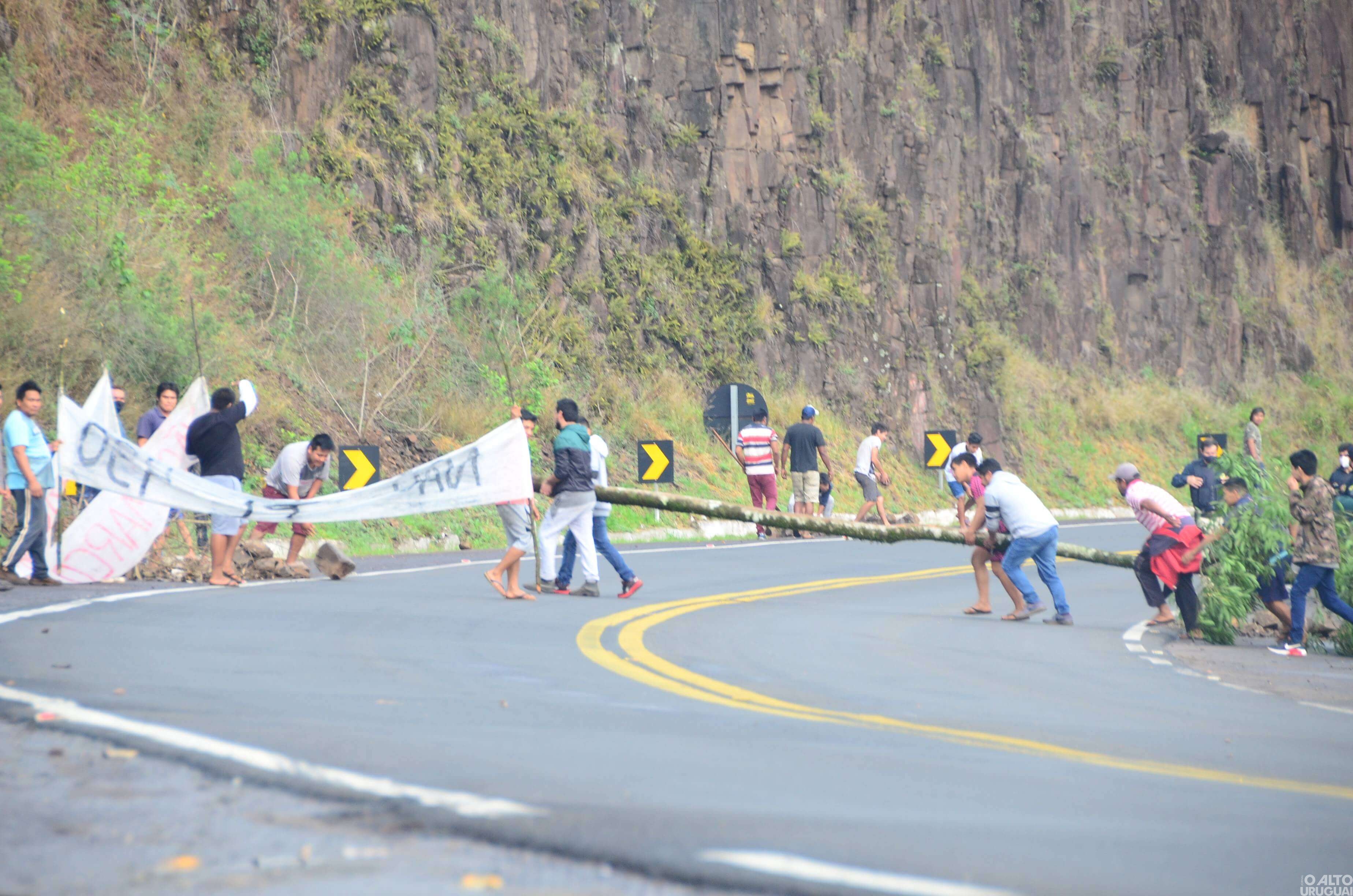 Comunidades indígenas trancam rodovias novamente nesta quarta-feira
