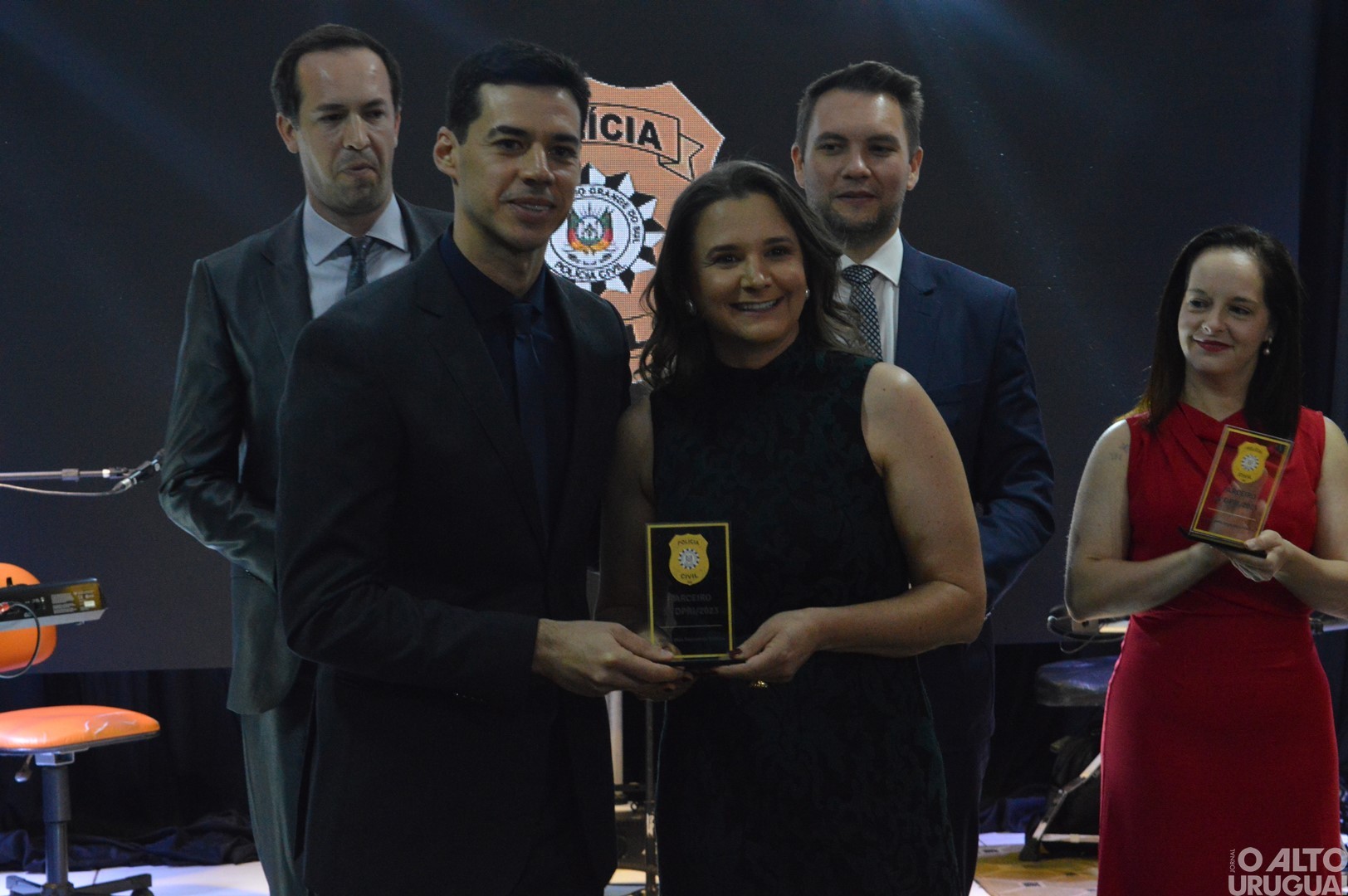 Baile Golden Night homenageia parceiros da Polícia Civil