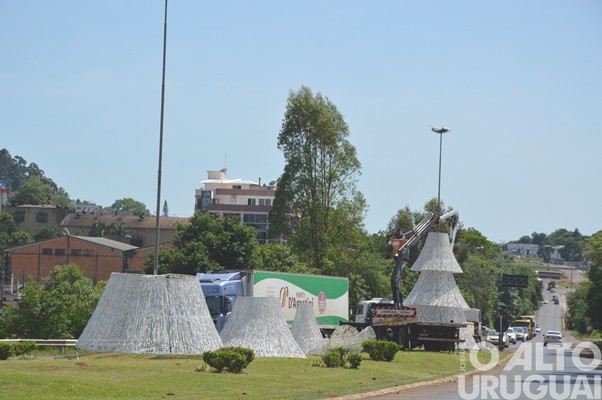 Inicia a instalação dos enfeites do Frederico em Luz