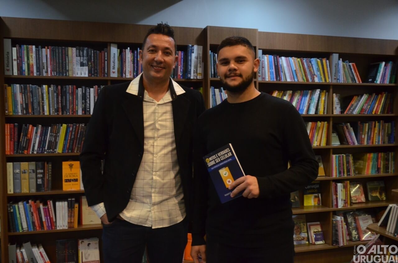 Professor Roberto Franciscatto lança livro pela Vitrola Editora