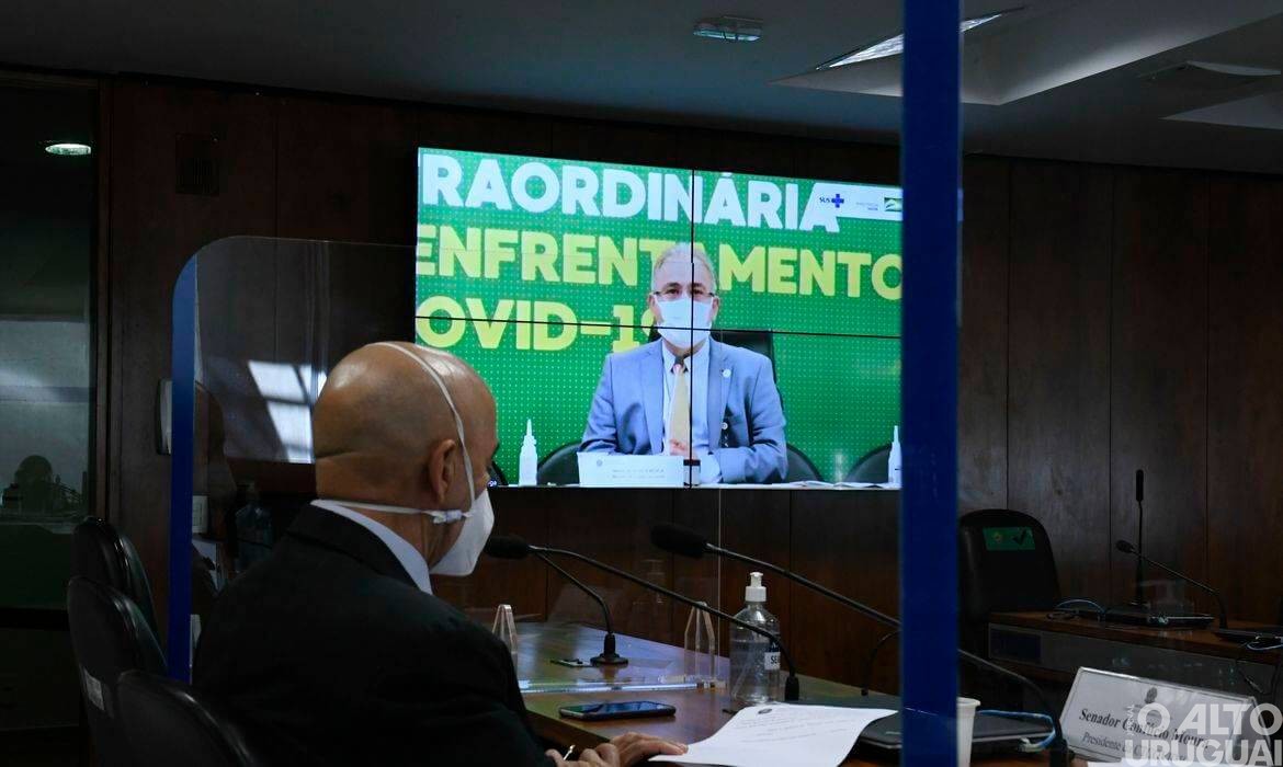 Avião com 1,5 milhão de doses da Janssen chega nesta terça-feira, diz ministro