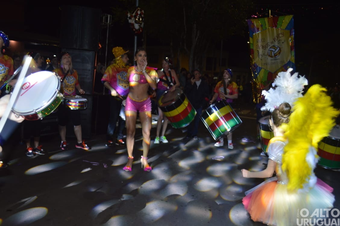 Desfile de rua do Carnaval Regional de Iraí reúne grande público