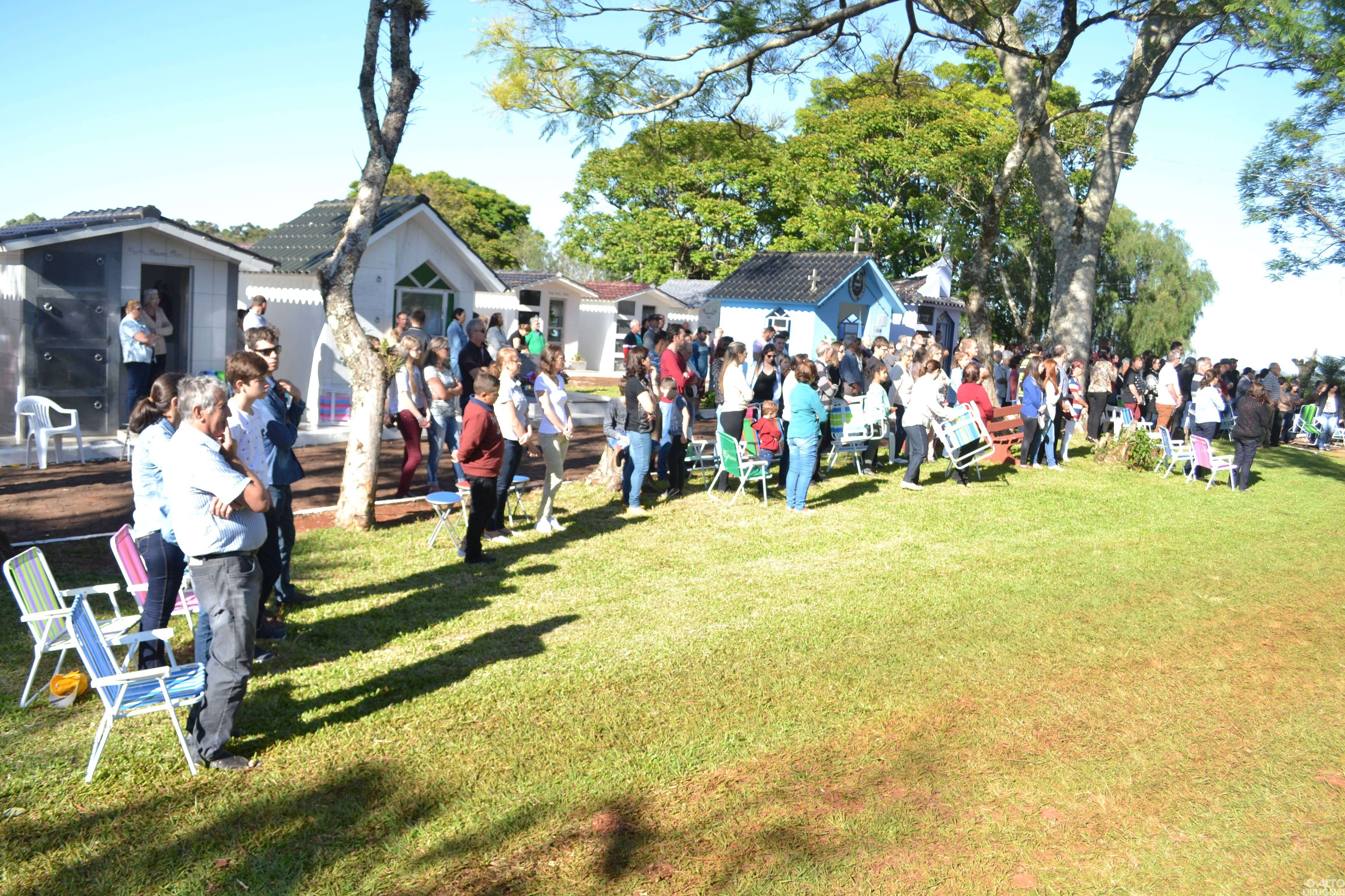 Missas voltam a ser celebradas nos cemitérios
