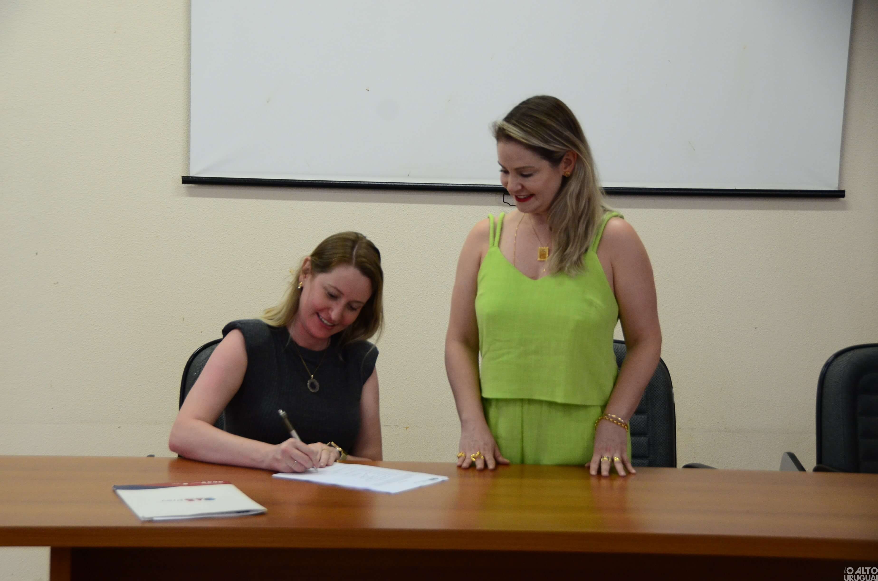 Nova diretoria da Subseção de FW da OAB assina termo de posse