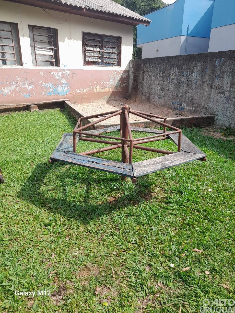 Recuperados brinquedos na pracinha da Escola Pedro Sarturi em Cristal do Sul