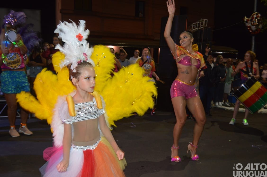 Desfile de rua do Carnaval Regional de Iraí reúne grande público