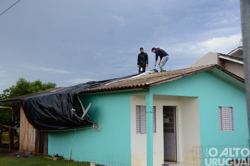 Vendaval causa estragos em Caiçara