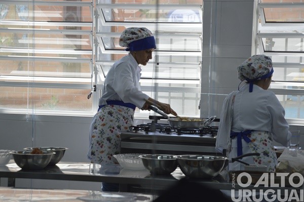 Cozinha didática ensina receitas na Casa da Emater