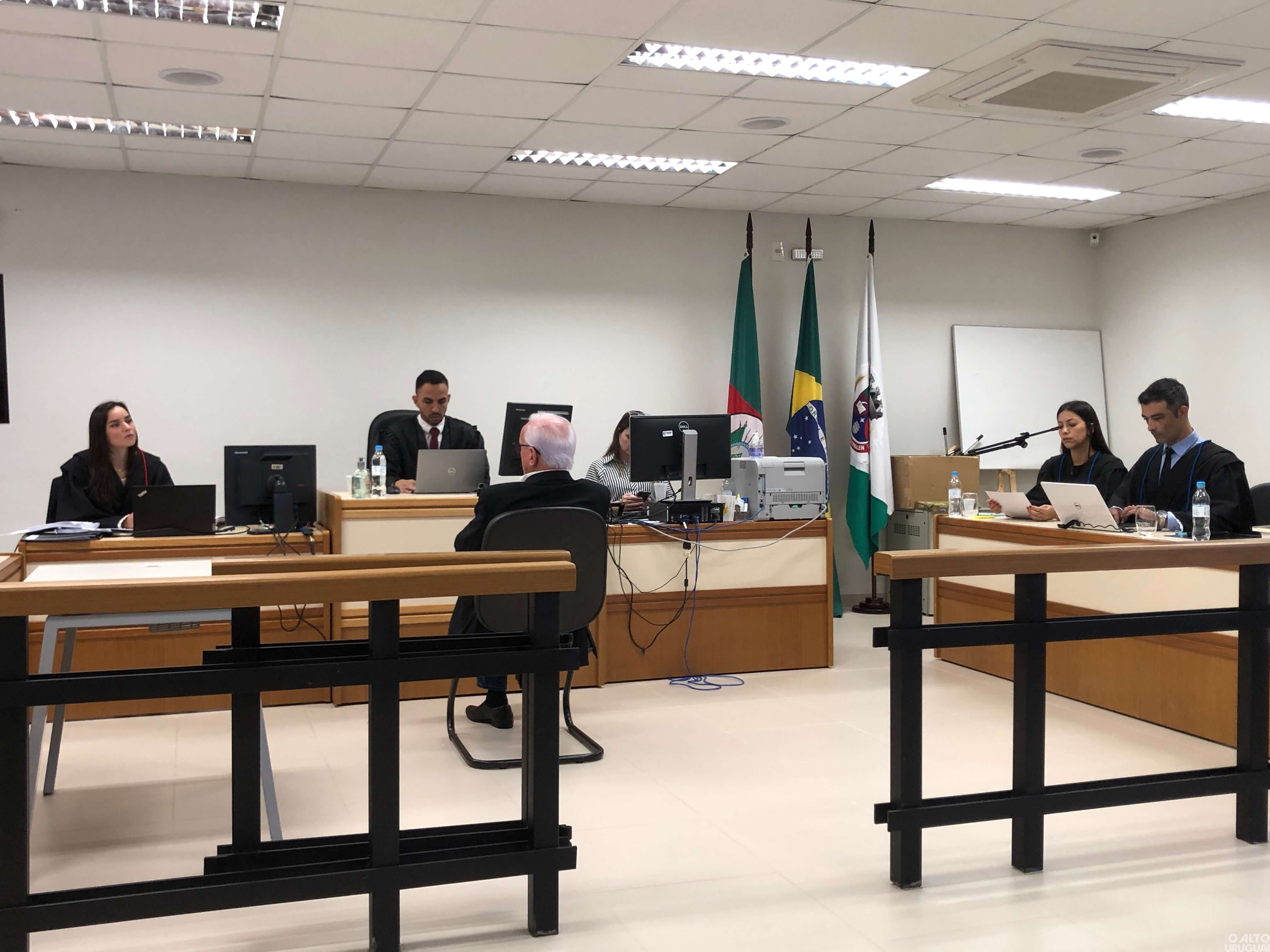 Inicia júri da acusada de tentar matar o prefeito de Palmitinho