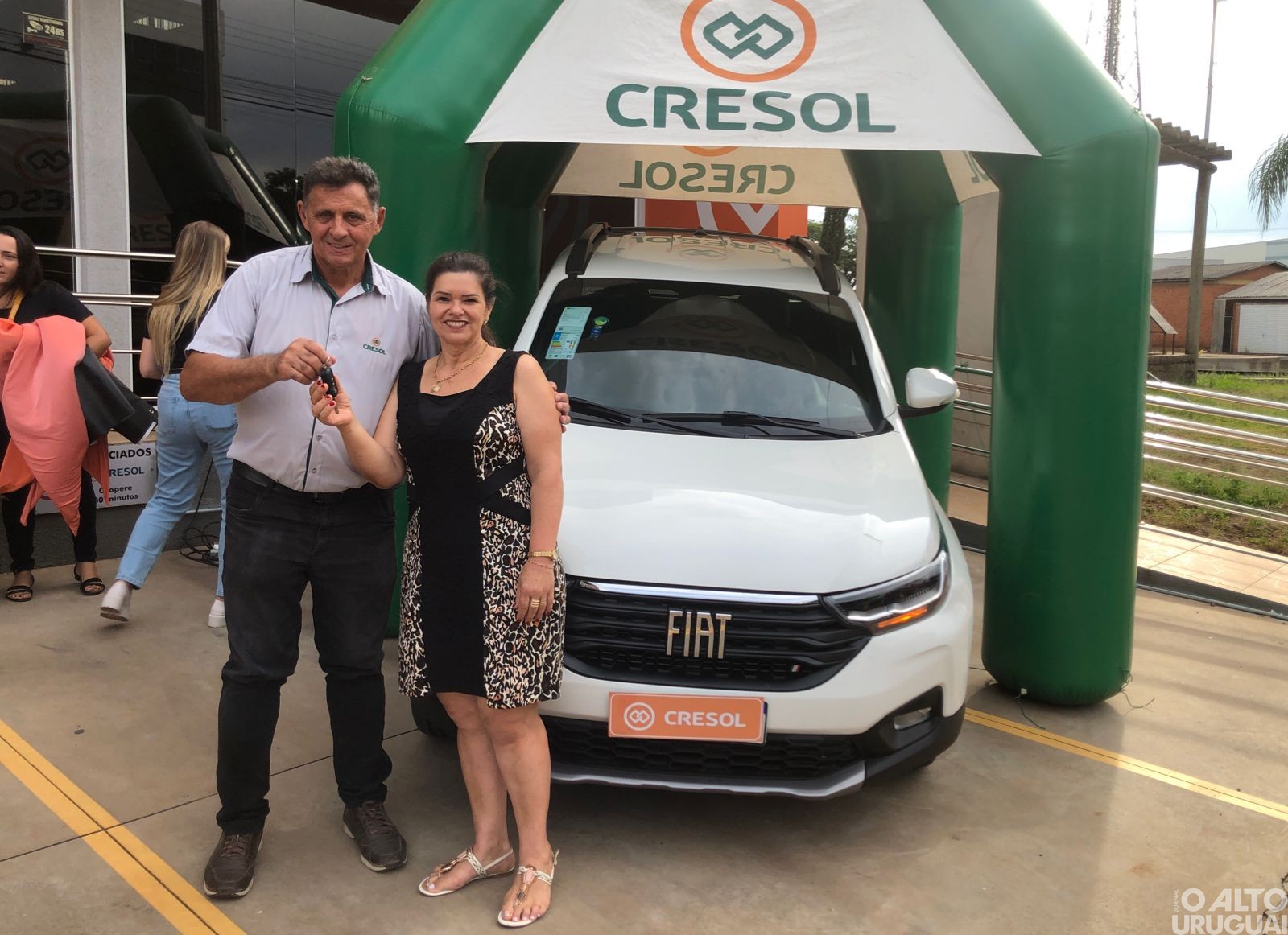 Cresol Raiz entrega veículo para associada de Palmitinho