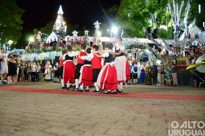 Apresentações do Centro Cultural 25 de Julho marcam noite do Frederico em Luz