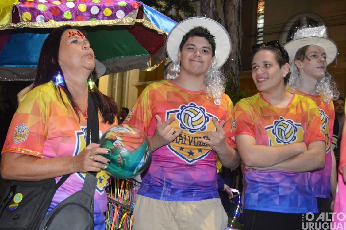 Desfile de rua do Carnaval Regional de Iraí reúne grande público