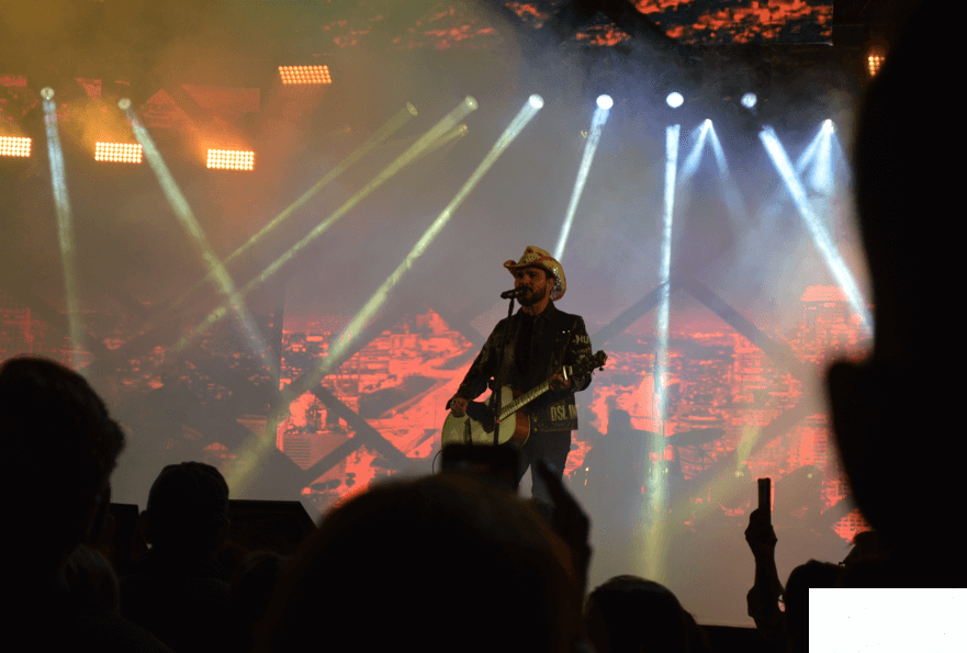 Zezé Di Camargo e Luciano animam público na segunda noite da Expofred 2022