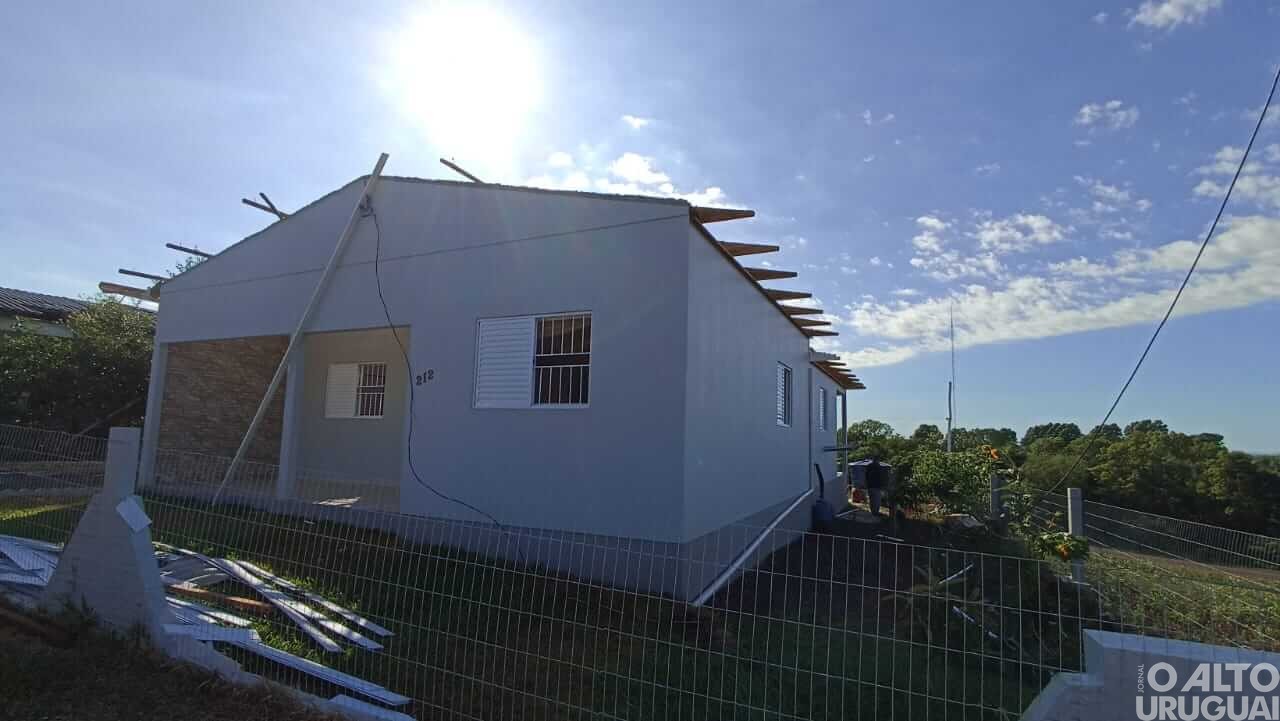 Ventos fortes causam estragos na região