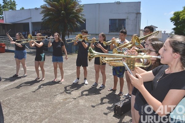 Bandas da Escola Cardeal Roncalli conquistam cinco títulos de campeãs e três de vice-campeãs em SC
