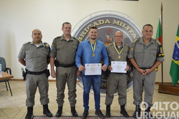 Autoridades são homenageadas pelo 37º BPM