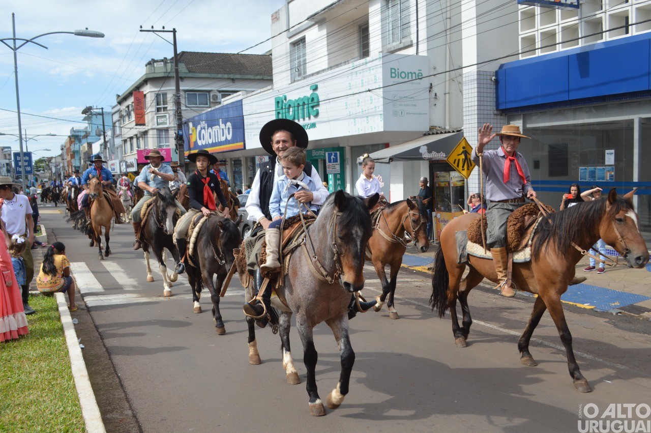 Desfile Farroupilha encerra festejos de FW