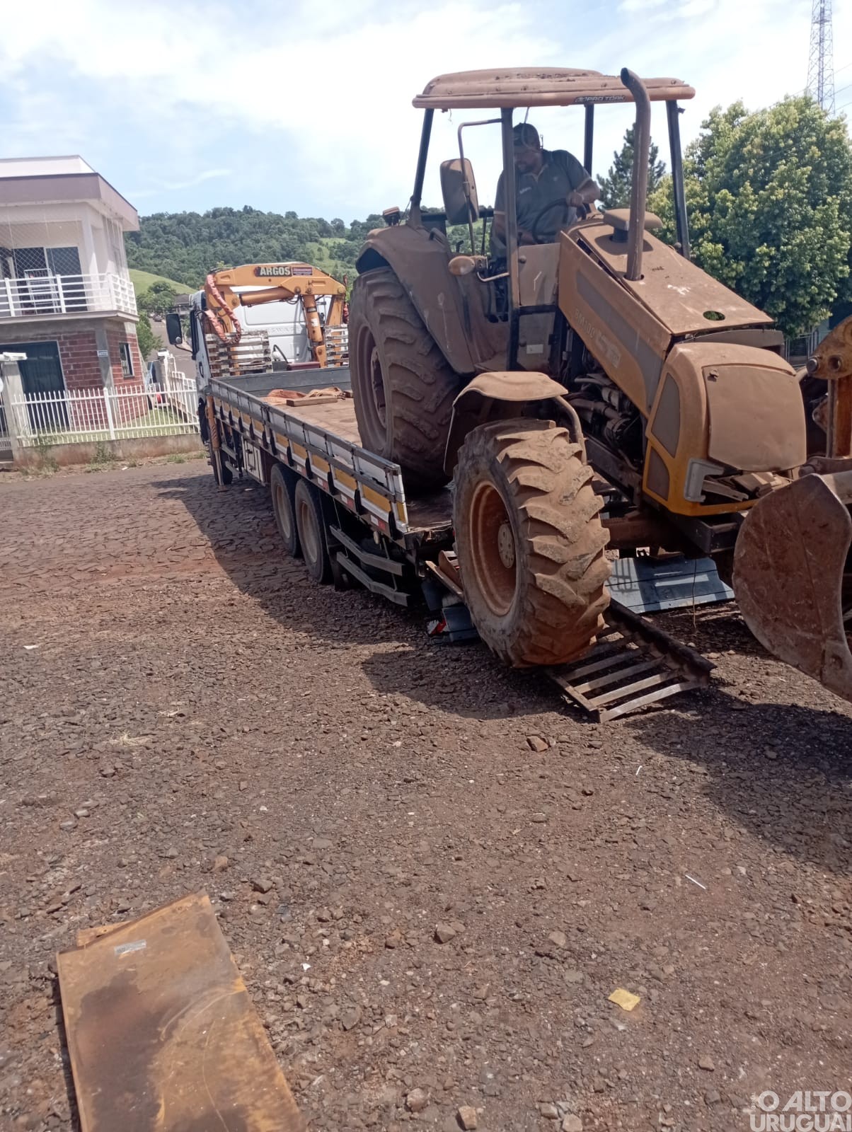 Administração de Cristal do Sul recupera trator abandonado há anos