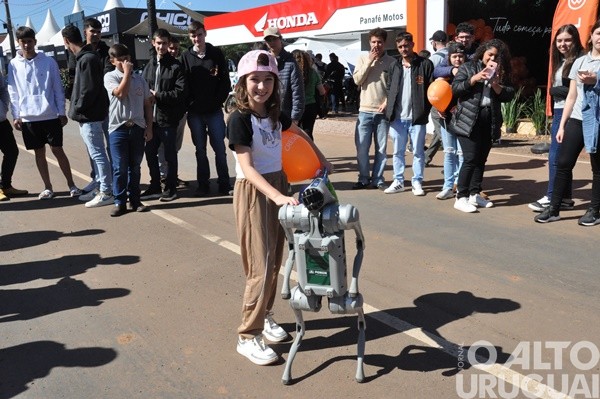 Chamarisco encanta visitantes e simboliza a chegada da robótica ao campo