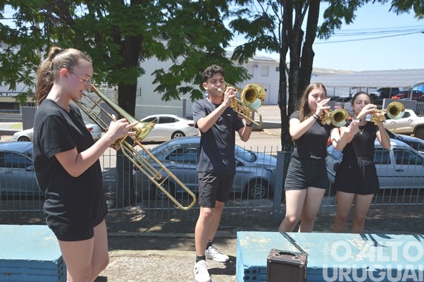 Bandas da Escola Cardeal Roncalli conquistam cinco títulos de campeãs e três de vice-campeãs em SC