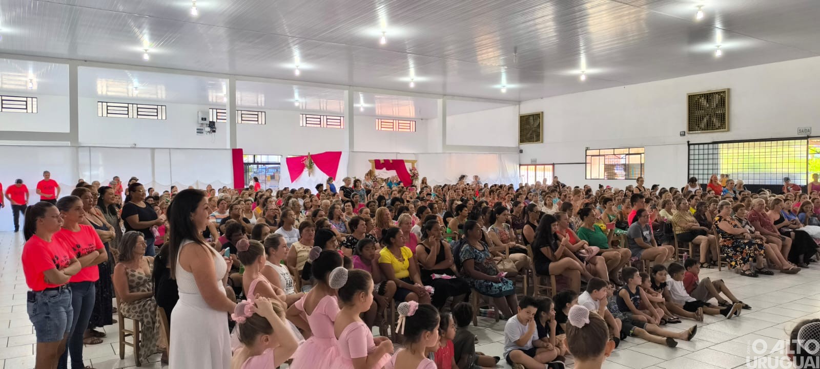 Mulheres lotam salão paroquial de Planalto