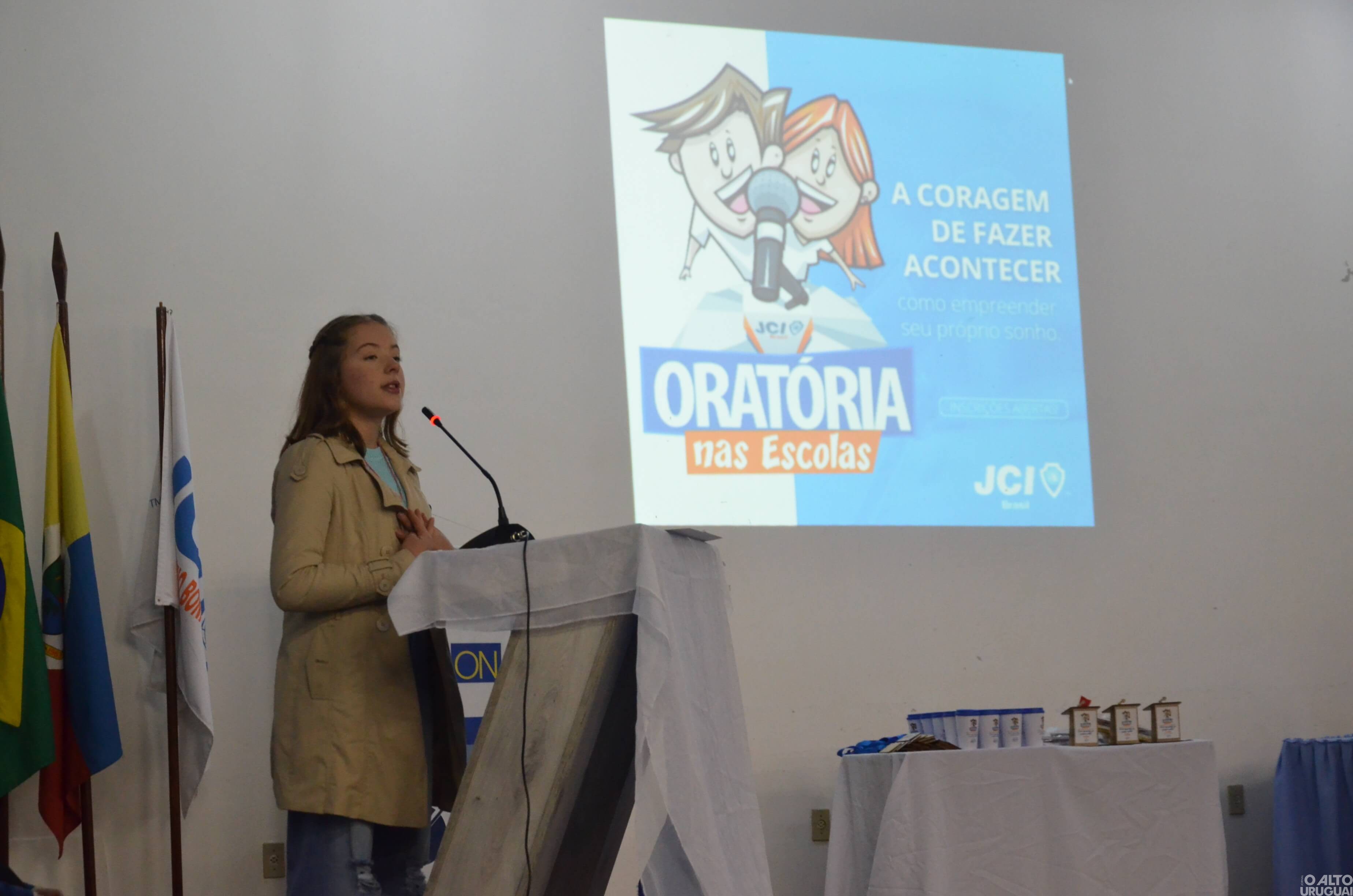 Três estudantes são premiadas na final municipal do Oratória nas Escolas em Rodeio Bonito