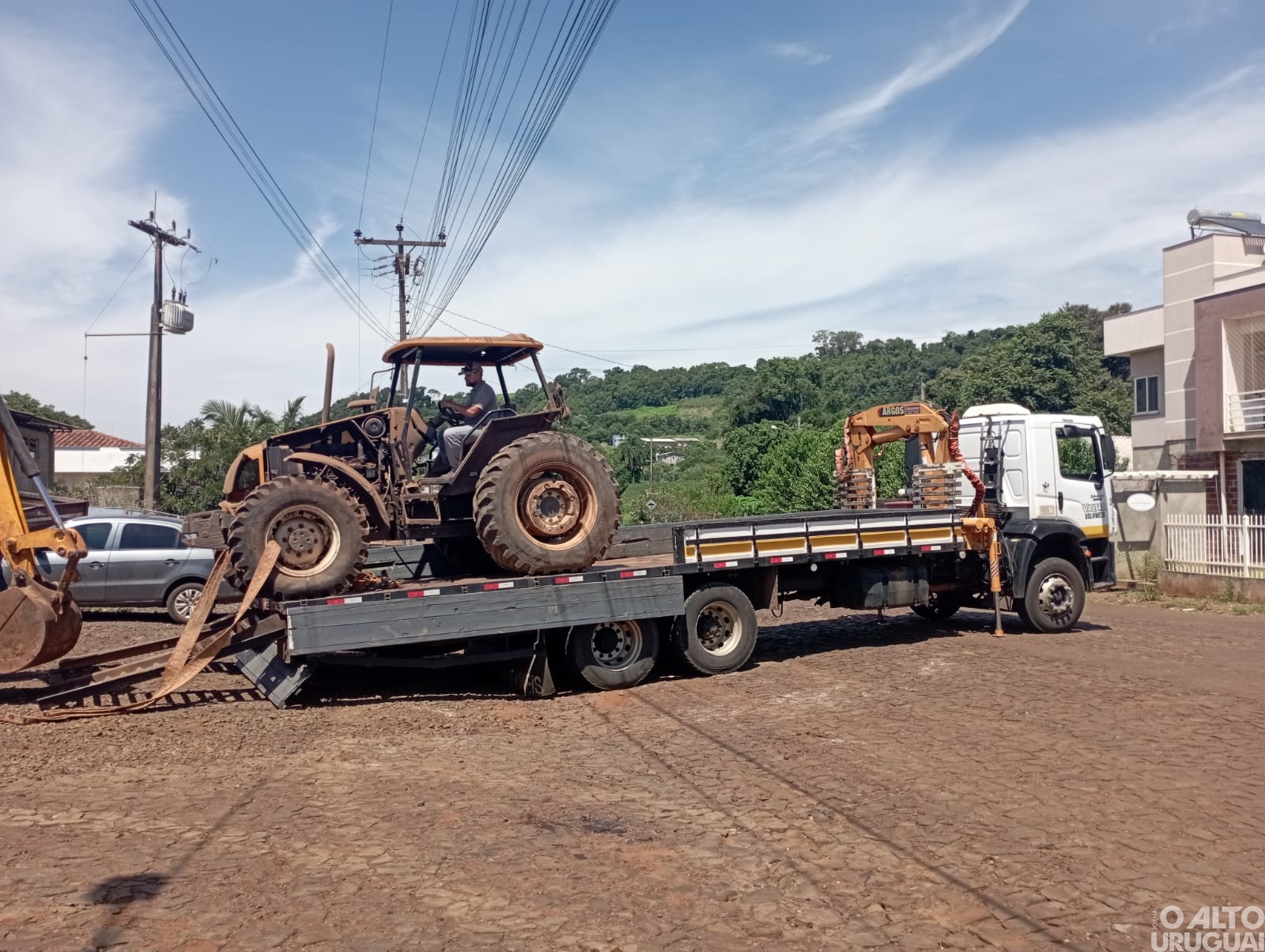 Administração de Cristal do Sul recupera trator abandonado há anos