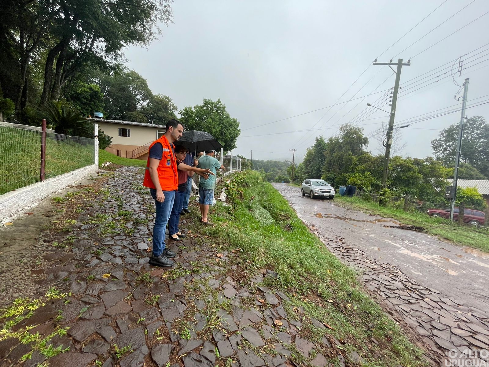 Vice-prefeito de FW ouve demandas de moradores afetados pelo grande volume de chuva