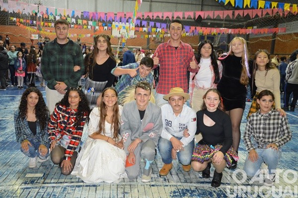 Festa Junina da Escola Irmã Odila Lehnen reúne comunidade em noite de alegria e tradição