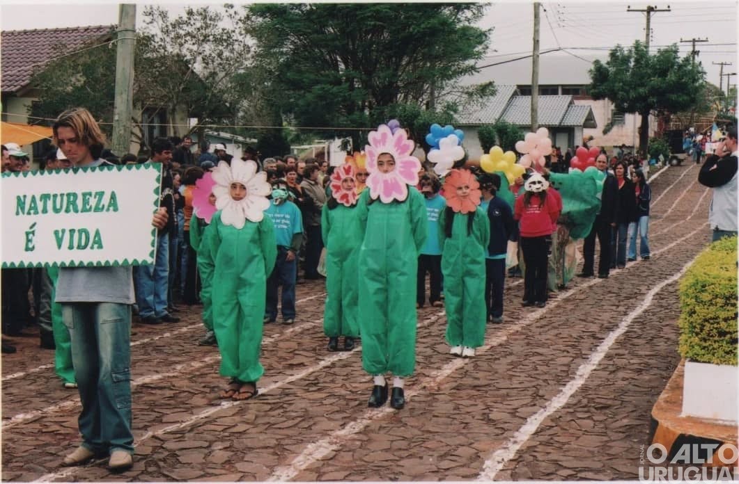 Desfile cívico é realizado em Vista Alegre após 20 anos