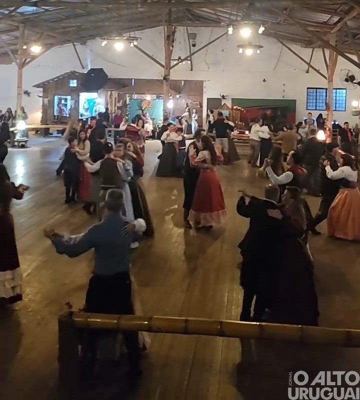 Baile à Moda Antiga lota o CTG Querência da Serra em noite de tradição