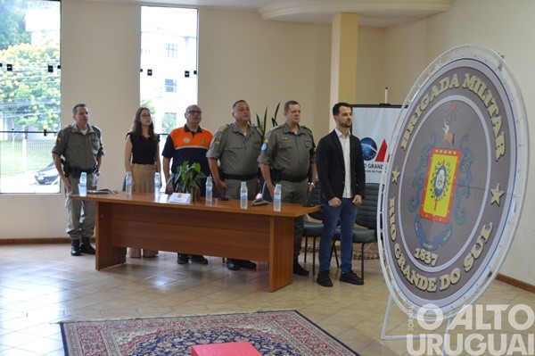 Autoridades são homenageadas pelo 37º BPM