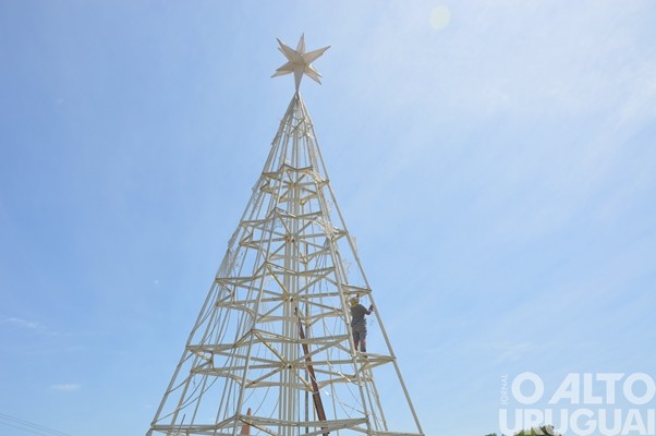 Inicia a instalação dos enfeites do Frederico em Luz