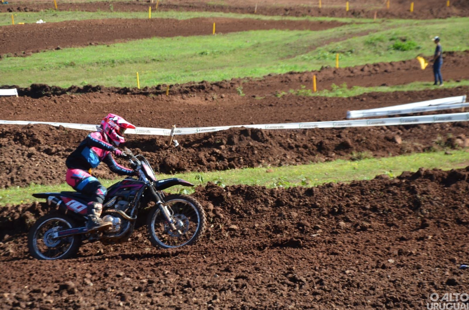 Pilotos do RS e SC disputam provas de velocross em Taquaruçu do Sul