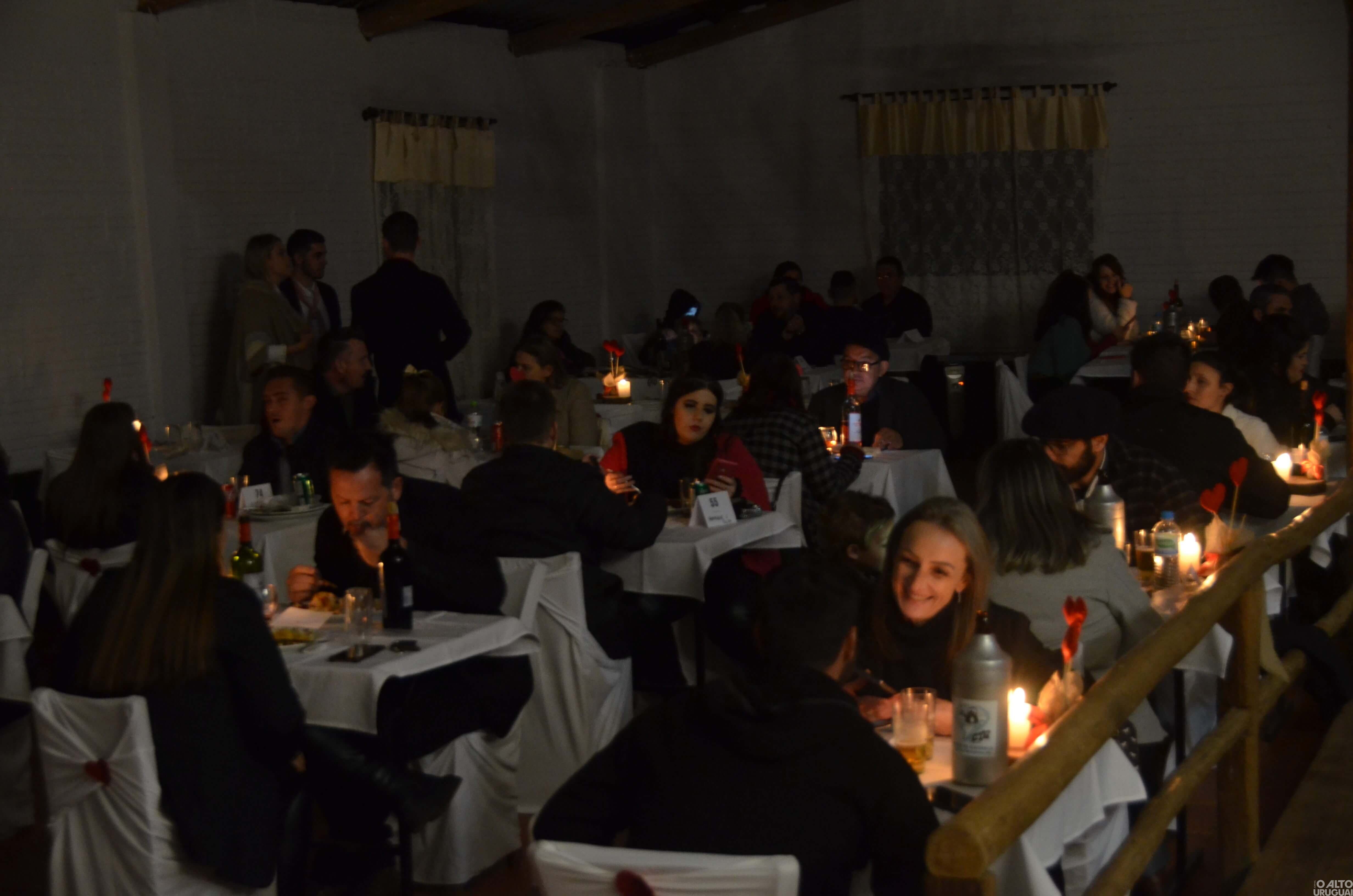 Noite do Galanteio reúne casais no CTG Rodeio da Querência