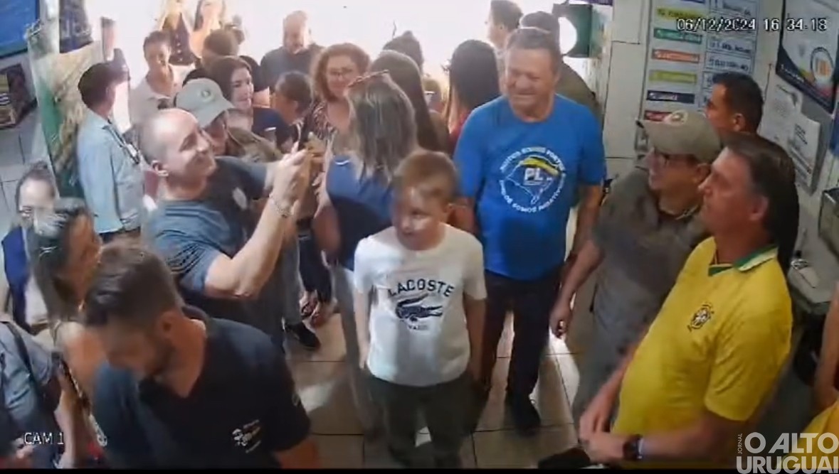 Ex-presidente Jair Bolsonaro faz visita surpresa em Palmeira das Missões