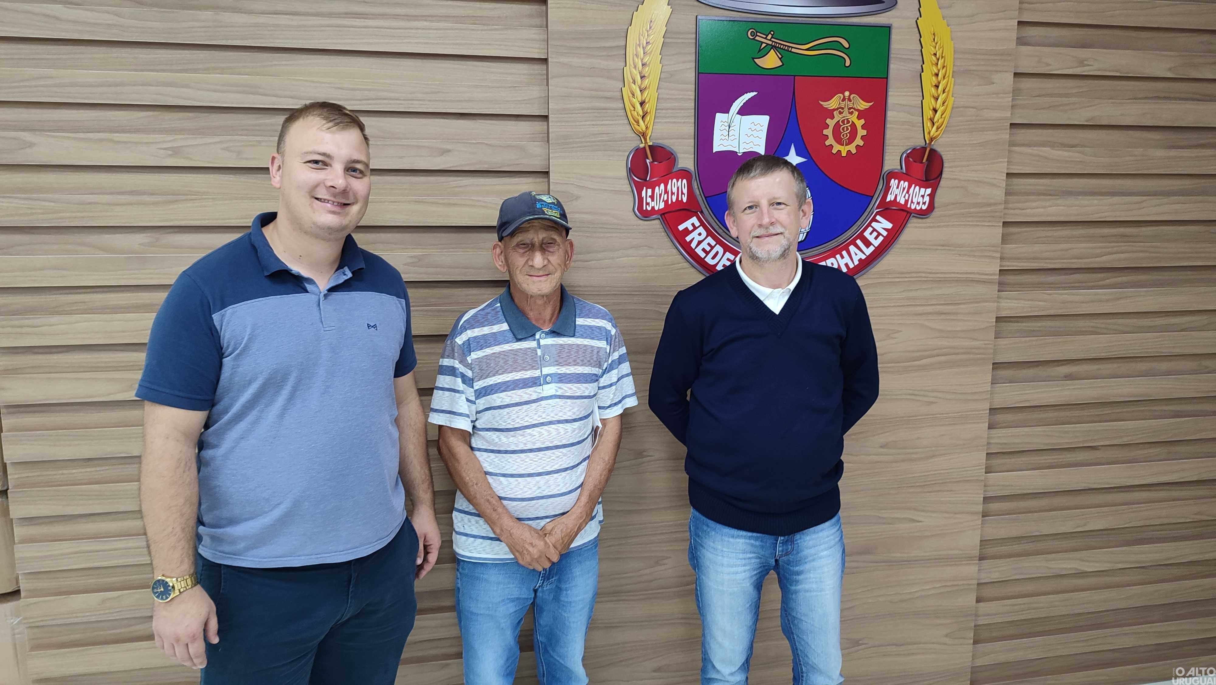 Morador frederiquense de 76 anos visita Câmara pela primeira vez