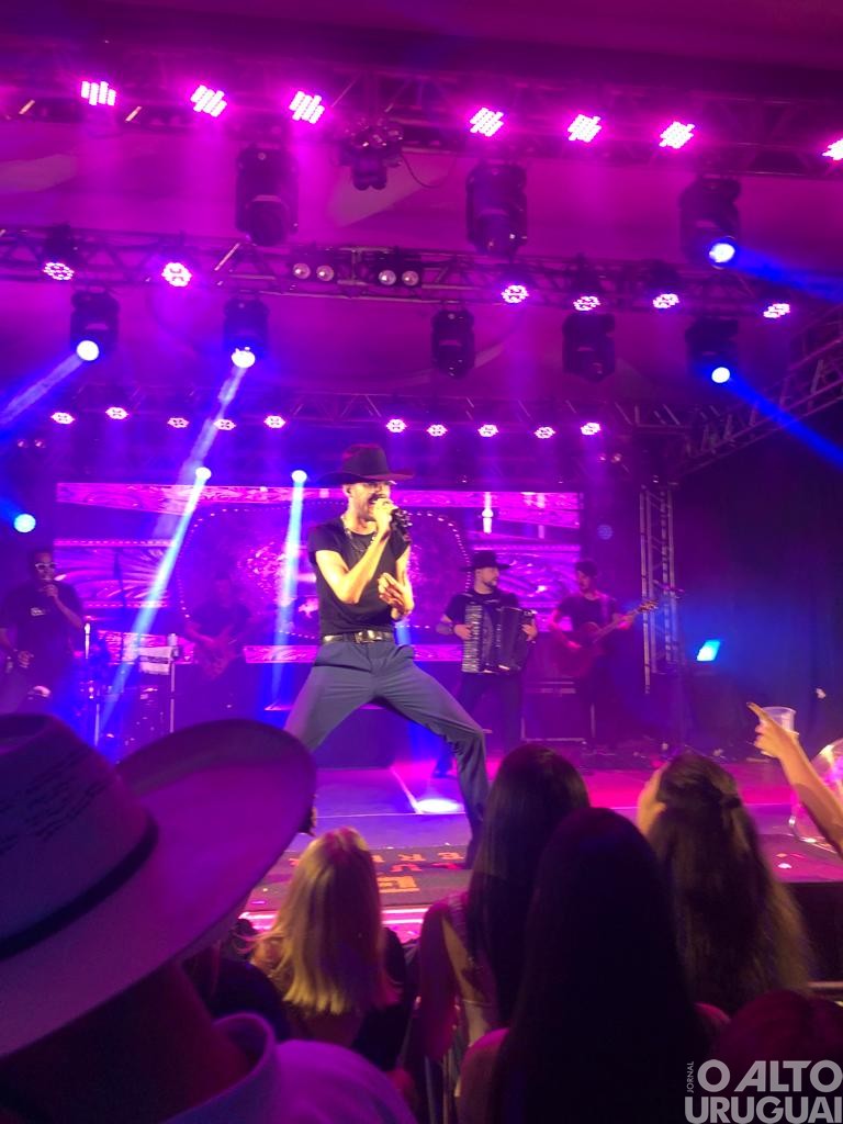 Sertanejo Luan Pereira reúne grande público em show em FW